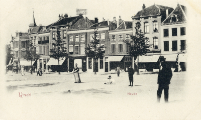 1078 Gezicht op de Neude te Utrecht uit het zuidwesten.